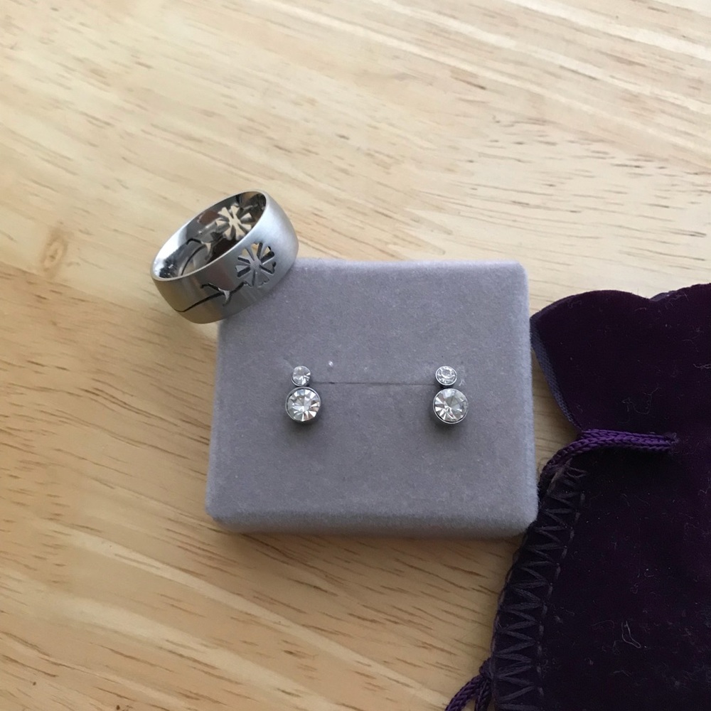 Elegant set of ring and diamond stud earrings